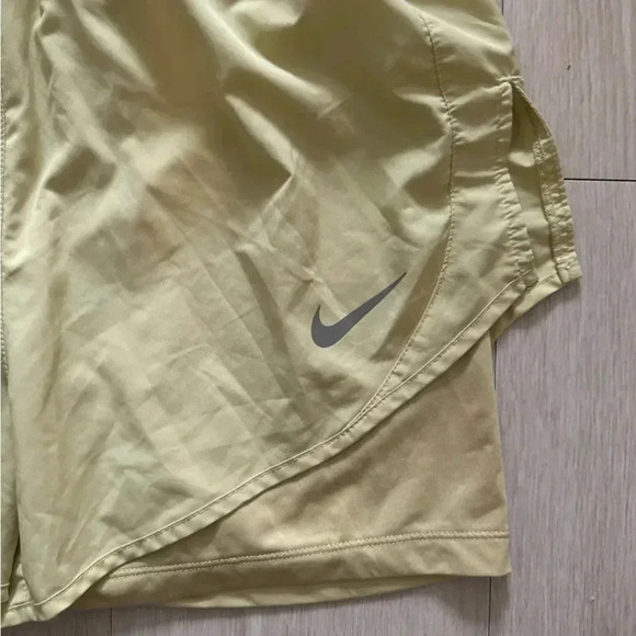 Nike Women`s Tempo Luxe 2-in-1 Running Shorts - Picture 3 of 8